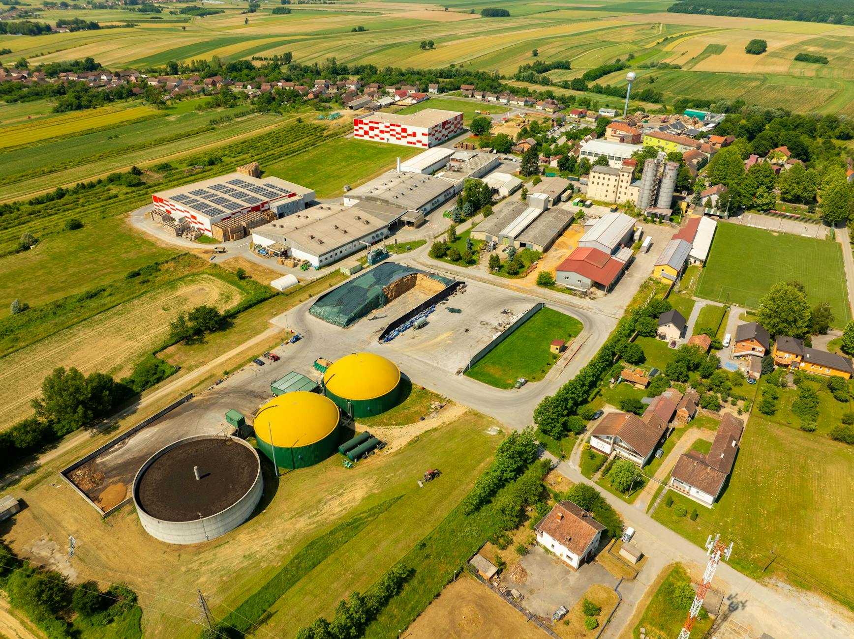 Widok z lotu ptaka na zakład przemysłowy w chorwackim Hercegovacu
